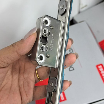 Kétirányú zárdobozt alumínium ablakokhoz, 304 rozsdamentes acélból, 60 mm zártest, középpontok 30/25/10 mm