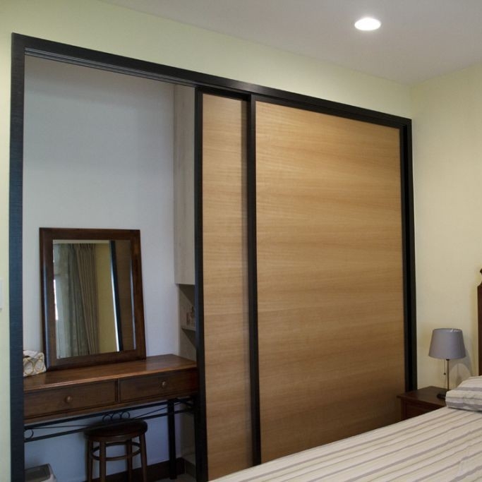 Set role pentru ușă din lemn, șină ascunsă — Hebao, lemn compozit solid, stil modern minimalist, grosime placă ramă 18–45 mm