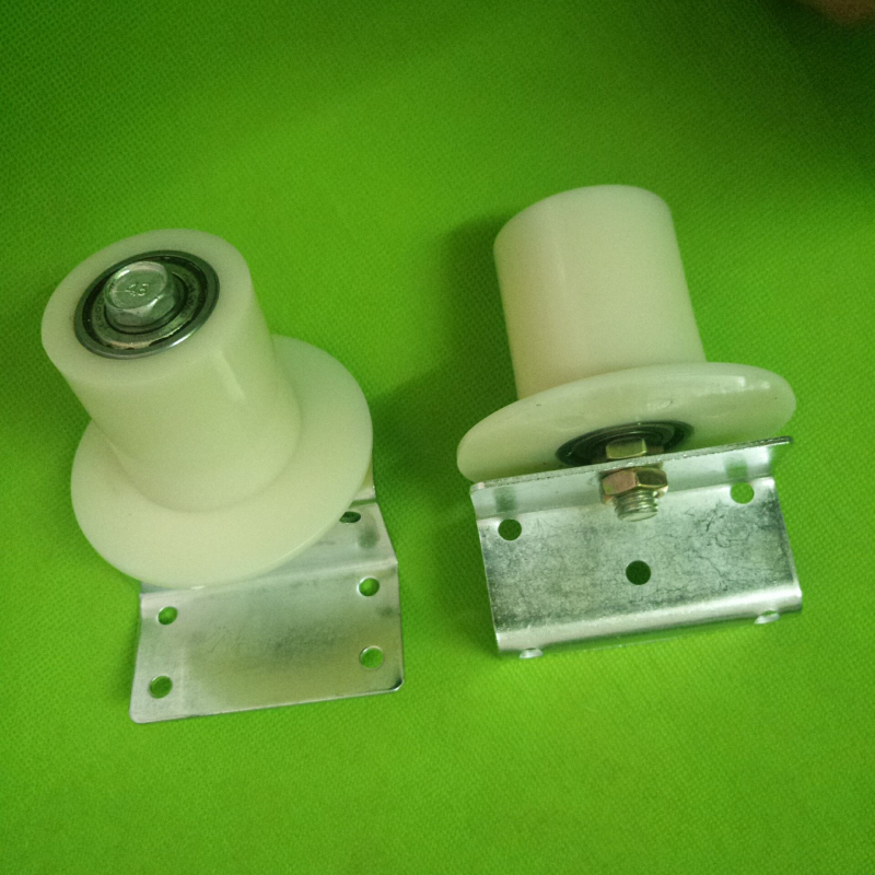 Roată ghidaj cu rulment și canelură de ghidare – Plastic și oțel galvanizat, piese ștanțate, personalizabil