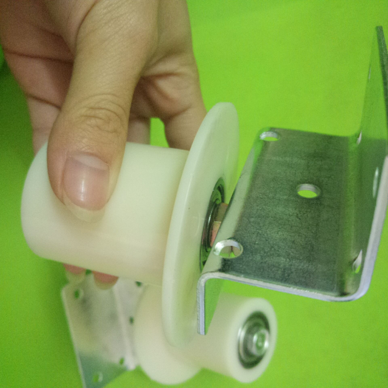 Roată ghidaj cu rulment și canelură de ghidare – Plastic și oțel galvanizat, piese ștanțate, personalizabil