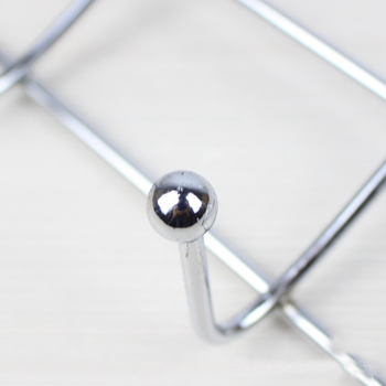 Vasból készült, hátul az ajtóhoz rögzíthető 6-soros kampó, szögek nélkül, alkalmas szekrények és ablakok felakasztására, modern minimalist stílus, max terhelés 10 kg