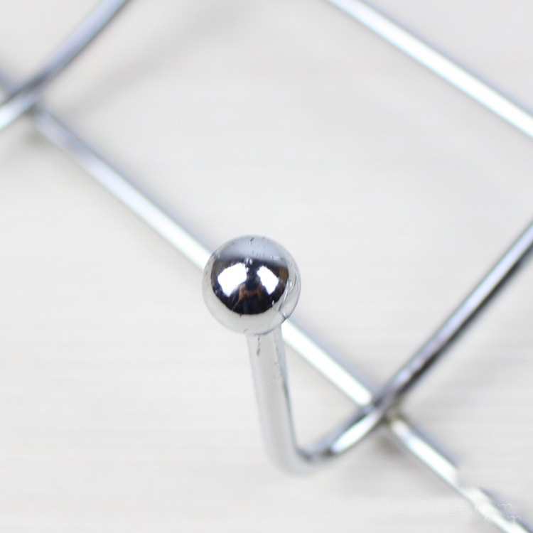 Vasból készült, hátul az ajtóhoz rögzíthető 6-soros kampó, szögek nélkül, alkalmas szekrények és ablakok felakasztására, modern minimalist stílus, max terhelés 10 kg