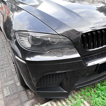 Sticker za karoseriju BMW X6 E71 – obrva prednjih svjetala (2008–2014) – ABS, uzorak crno-ugljeni karbon, samolijepljiva montaža, prilagodljiva obrada