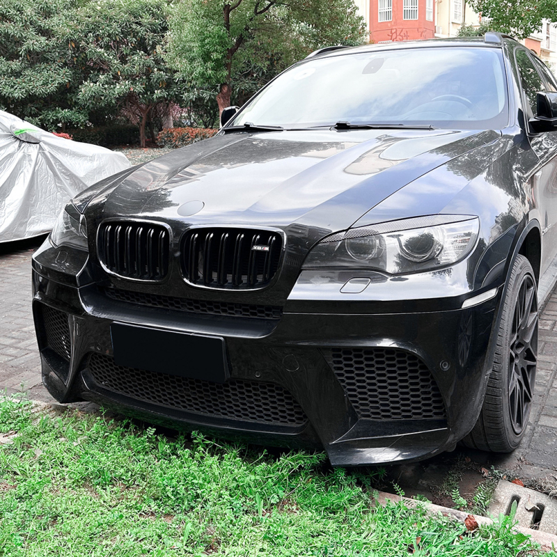 Sticker za karoseriju BMW X6 E71 – obrva prednjih svjetala (2008–2014) – ABS, uzorak crno-ugljeni karbon, samolijepljiva montaža, prilagodljiva obrada