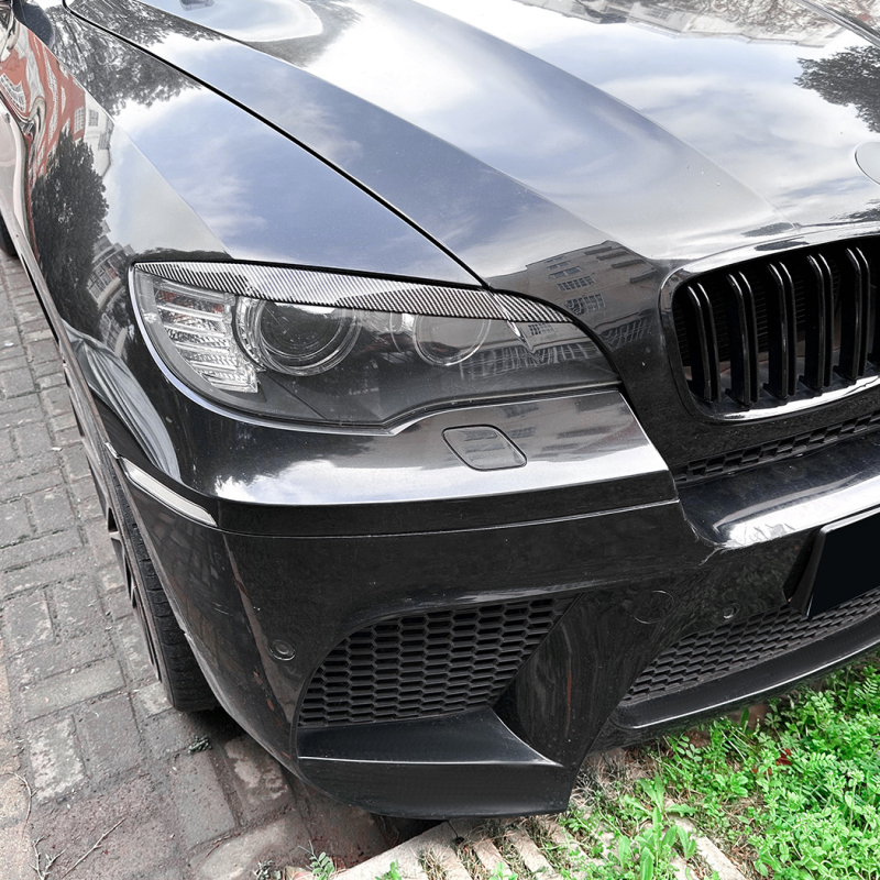 Sticker za karoseriju BMW X6 E71 – obrva prednjih svjetala (2008–2014) – ABS, uzorak crno-ugljeni karbon, samolijepljiva montaža, prilagodljiva obrada