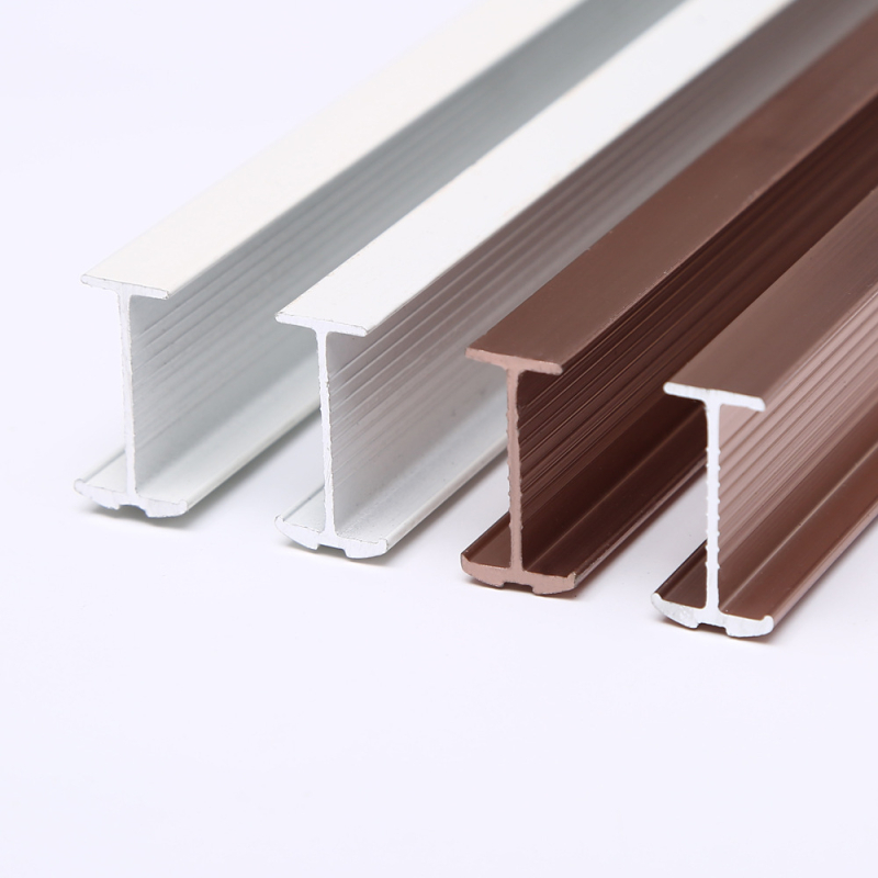 Model ZG8103; Tip serije: zakrivljene šine; Materijal: aluminijska legura; Dodatna oprema: 1 m set kolotka, 8 montažnih kodova, 2 brtve; Vrsta zavjese: viseća.