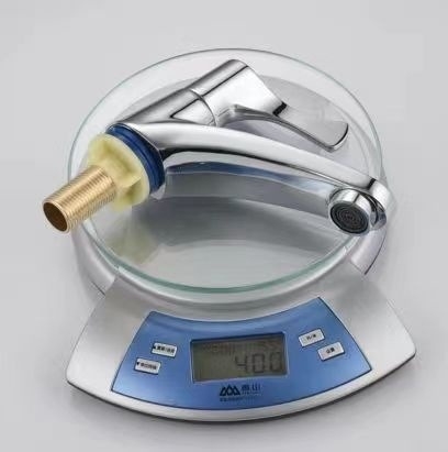 Stolna slavina za umivaonik, tijelo od cinka legure, ventil s bakrenim jezgrom, 15 mm ulaz/izlaz, otvaranje ključem