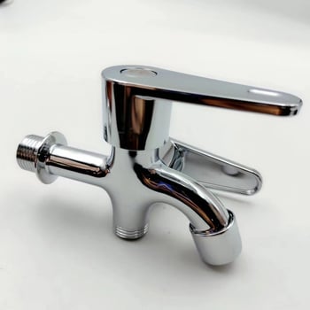 Robinet pentru mașina de spălat montat în perete: o intrare și două ieșiri; corp din aliaj de zinc; disc ceramic al valvei; interval de funcționare 0–90°C