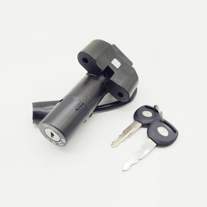 Zár készlet QM125-3K és QM125-2-hez kulcsokkal, gyújtáskapcsolóval és üzemanyag-tankfedéllel — CF125J/CF150J, Vas, cikkszám RY-0203