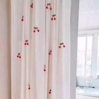 Függöny dekorációs kiegészítő — kis cseresznyés charm, műanyag/gyanta; Anyag: műanyag/gyanta; Használat: függöny; Rögzítés: tűvel