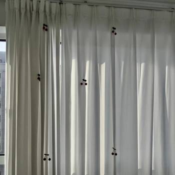 Függöny dekorációs kiegészítő — kis cseresznyés charm, műanyag/gyanta; Anyag: műanyag/gyanta; Használat: függöny; Rögzítés: tűvel