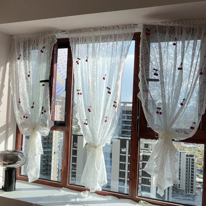 Függöny dekorációs kiegészítő — kis cseresznyés charm, műanyag/gyanta; Anyag: műanyag/gyanta; Használat: függöny; Rögzítés: tűvel