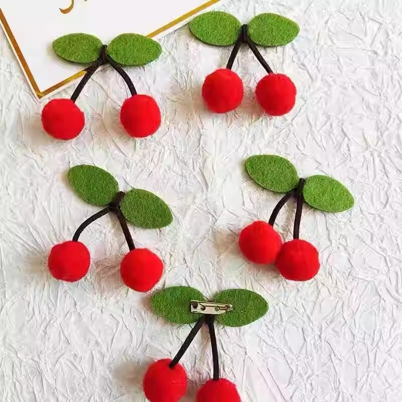 Függöny dekorációs kiegészítő — kis cseresznyés charm, műanyag/gyanta; Anyag: műanyag/gyanta; Használat: függöny; Rögzítés: tűvel