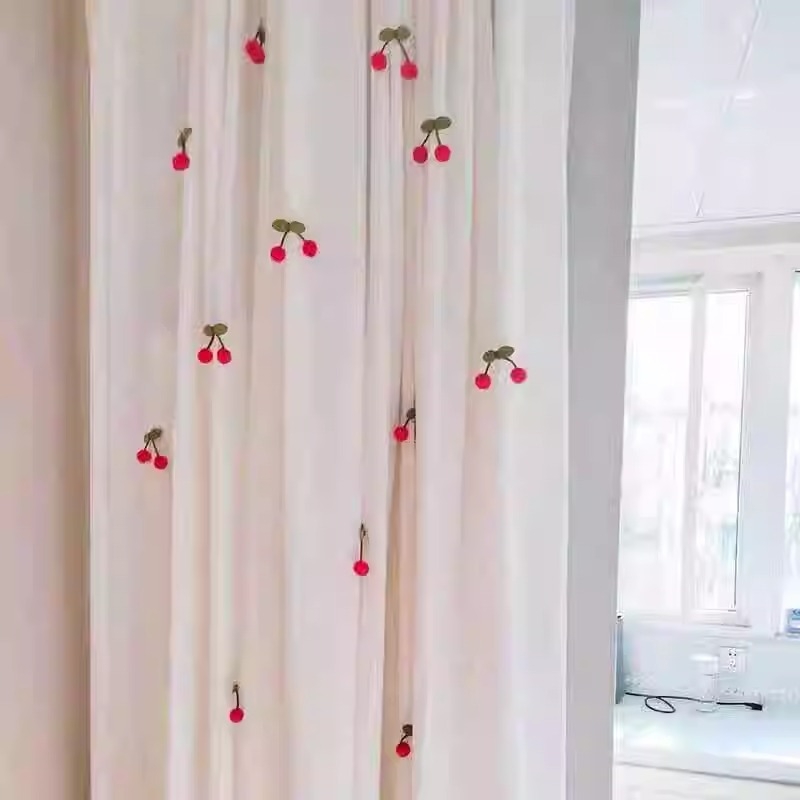 Függöny dekorációs kiegészítő — kis cseresznyés charm, műanyag/gyanta; Anyag: műanyag/gyanta; Használat: függöny; Rögzítés: tűvel