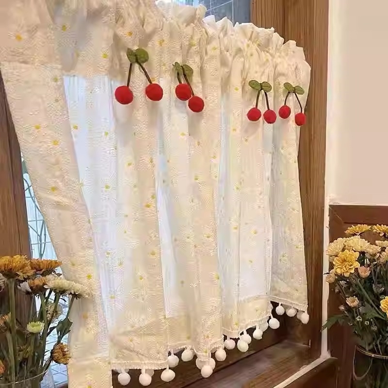 Függöny dekorációs kiegészítő — kis cseresznyés charm, műanyag/gyanta; Anyag: műanyag/gyanta; Használat: függöny; Rögzítés: tűvel