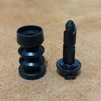 Ansamblu de fixare pentru capac rezervor pentru X1X2X3X4X6 cu clips, pin de blocare, arc — Brand: Other; Material: Seven; Modele aplicabile: Seven; Asistență instalare