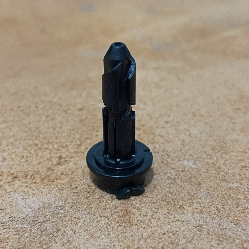 Ansamblu de fixare pentru capac rezervor pentru X1X2X3X4X6 cu clips, pin de blocare, arc — Brand: Other; Material: Seven; Modele aplicabile: Seven; Asistență instalare