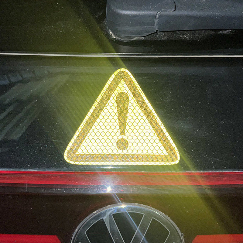 Reflektirajuće sigurnosne naljepnice za automobil – trokutasti oblik, samoljepljive, materijal: ljepliva traka