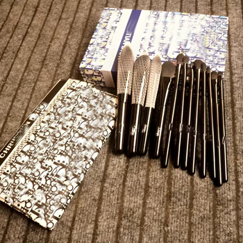 12-dijelni set makeup četkica s drvenim drškama i sintetičkim vlaknima – u kutiji s torbicom za četkice; pogodan za puder, korektor, sjenilo za oči, ruž, tekući temelj i highlighter