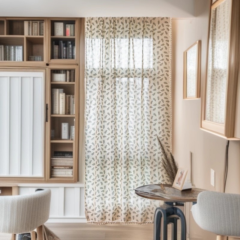 Draperie – amestec poliester-bumbac, semiîntunecare 40-70%, imprimat cu model frunze, potrivită pentru living și fereastra de colț