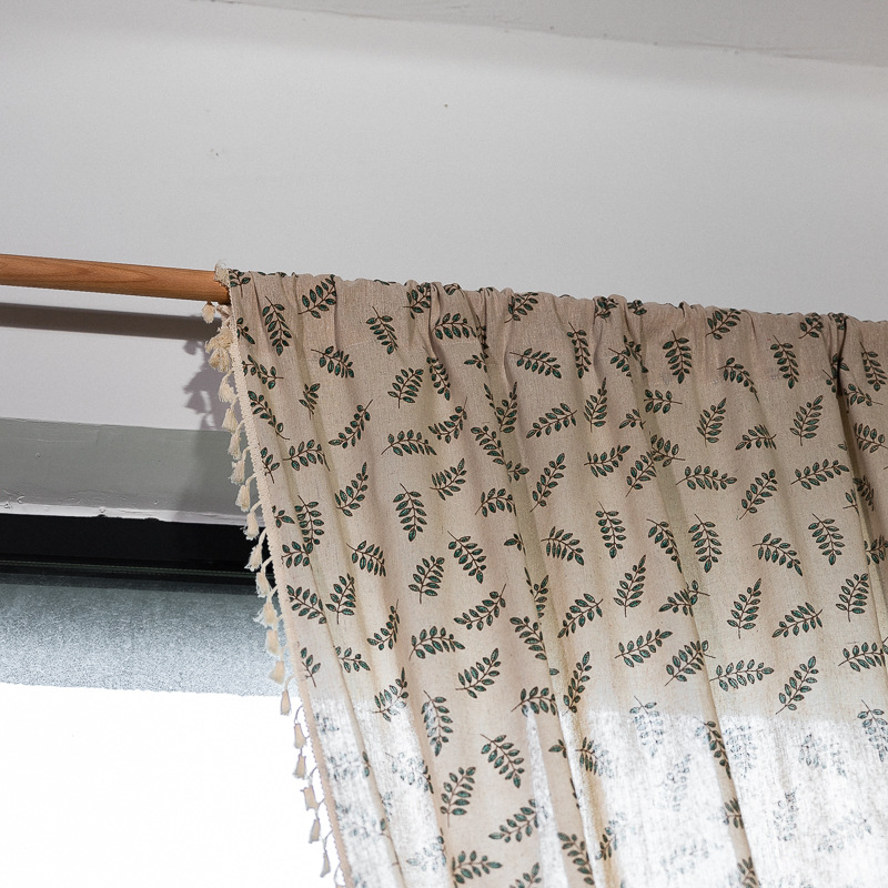 Draperie – amestec poliester-bumbac, semiîntunecare 40-70%, imprimat cu model frunze, potrivită pentru living și fereastra de colț
