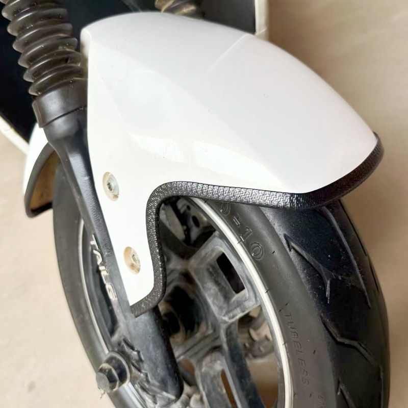 Οικουμενική προστατευτική λωρίδα φέδερ για ηλεκτρικά πατίνια, μοτοσικλέτες και τρίκυκλα – PVC αυτοκόλλητη, αντιγρατζουνιά, διακοσμητική άκρη