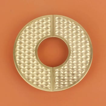 Mâner semicerc cu aspect solzi de pește – aliaj zinc, placare cu cupru, electropolizare; distanța dintre găuri 64/96 mm; model DD076; pentru dulapuri, garderobă și sertare