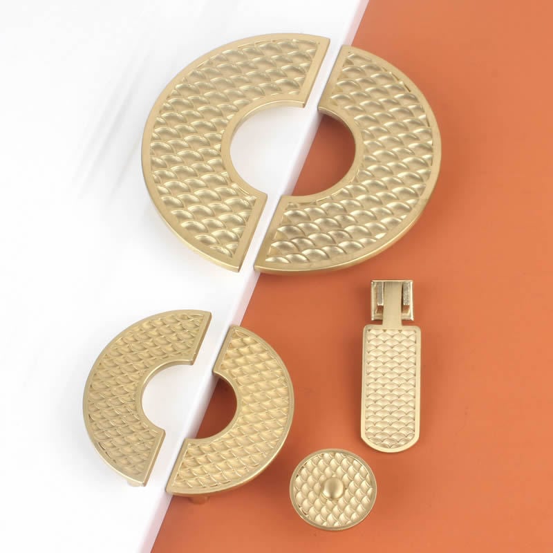 Mâner semicerc cu aspect solzi de pește – aliaj zinc, placare cu cupru, electropolizare; distanța dintre găuri 64/96 mm; model DD076; pentru dulapuri, garderobă și sertare