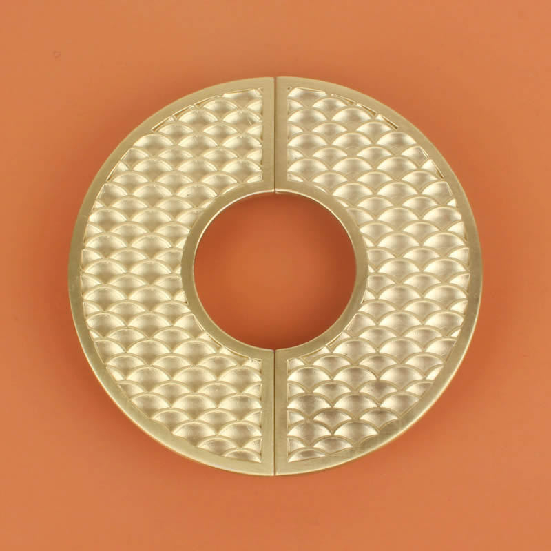 Mâner semicerc cu aspect solzi de pește – aliaj zinc, placare cu cupru, electropolizare; distanța dintre găuri 64/96 mm; model DD076; pentru dulapuri, garderobă și sertare