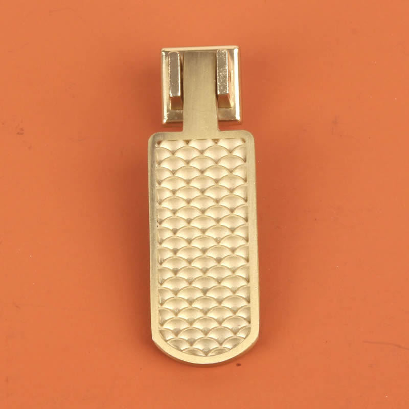 Mâner semicerc cu aspect solzi de pește – aliaj zinc, placare cu cupru, electropolizare; distanța dintre găuri 64/96 mm; model DD076; pentru dulapuri, garderobă și sertare