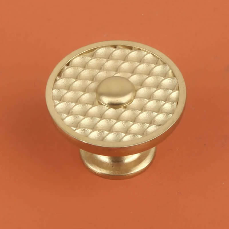 Mâner semicerc cu aspect solzi de pește – aliaj zinc, placare cu cupru, electropolizare; distanța dintre găuri 64/96 mm; model DD076; pentru dulapuri, garderobă și sertare