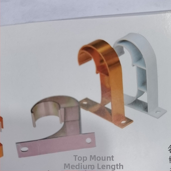 Gornji montirani srednje dugi pojedinačni nosači, produženi gornji nosač i bočno ojačani nosač za zavjese s rimskom šipkom — aluminijska smjesa, boja slonova kost, minimalistički stil.