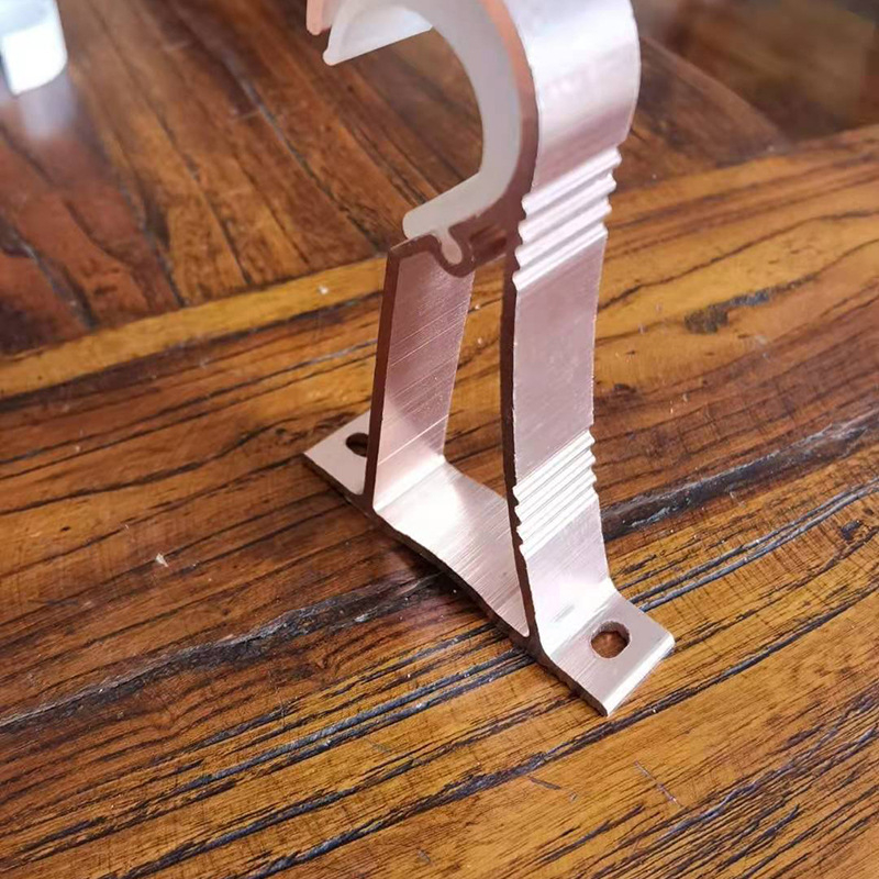 Gornji montirani srednje dugi pojedinačni nosači, produženi gornji nosač i bočno ojačani nosač za zavjese s rimskom šipkom — aluminijska smjesa, boja slonova kost, minimalistički stil.