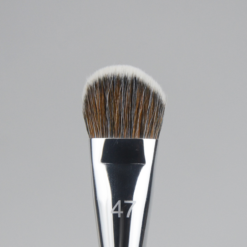 Alapozó és highlighter sminkecset, szintetikus sörték, alumínium nyél, hosszú nyél, egyszemélyes kiszerelés