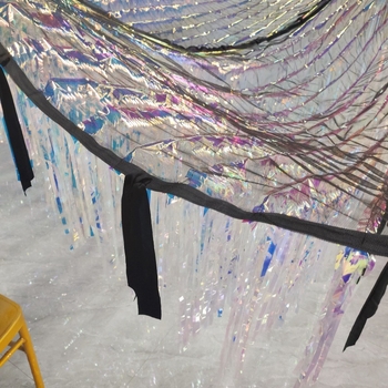 Γαλαξιακός θόλος διακόσμησης χώρων – εγκατάσταση οροφής με κουρτίνα βροχής, φόντο τοίχου με λέιζερ, λεπτομέρειες από κορδέλες