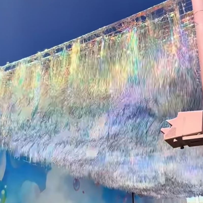 Γαλαξιακός θόλος διακόσμησης χώρων – εγκατάσταση οροφής με κουρτίνα βροχής, φόντο τοίχου με λέιζερ, λεπτομέρειες από κορδέλες