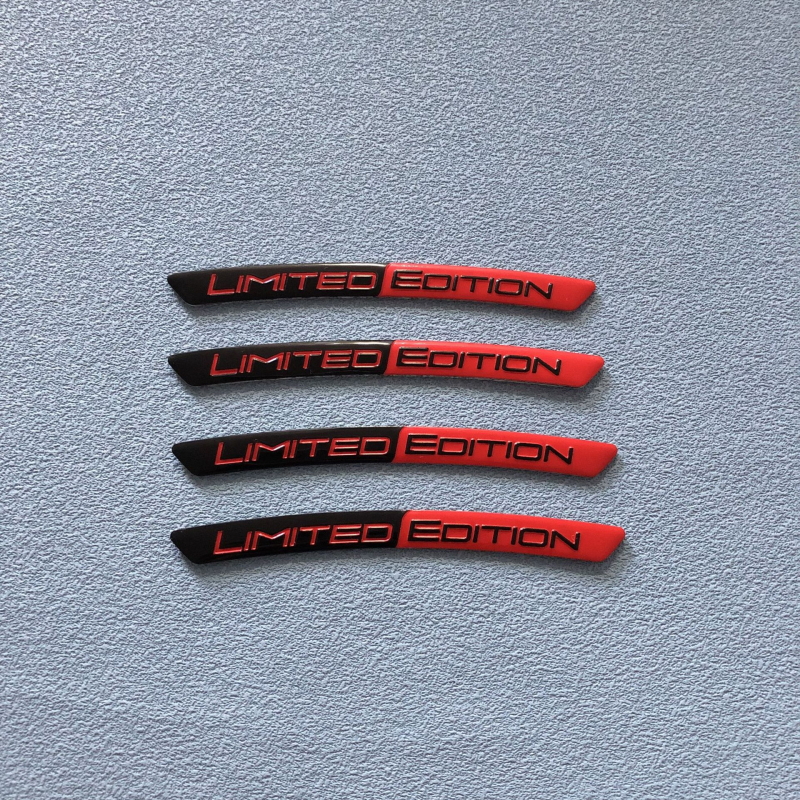 Ograničeno izdanje Wheel Eyebrow Sticker za auto – aluminijsko tijelo, tekstni uzorak, lijepljenje ljepilom, bočna strana auta