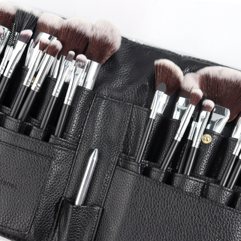 Set de pensule de machiaj, 25 bucăți, fibre nylon, mânere din lemn, în husă pentru pensule