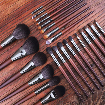 Sminkecset készlet, 24 darab; sörték: gyapjú, lófarok és szintetikus szálak; fa nyél; hosszú nyél; szál hossza 3 cm; teljes hossz 18 cm (24 darab; sörték: gyapjú, lófarok és szintetikus szálak; fa nyél; hosszú nyél; szál hossza 3 cm; teljes hossz 18 cm)