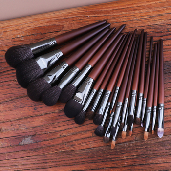 Sminkecset készlet, 24 darab; sörték: gyapjú, lófarok és szintetikus szálak; fa nyél; hosszú nyél; szál hossza 3 cm; teljes hossz 18 cm (24 darab; sörték: gyapjú, lófarok és szintetikus szálak; fa nyél; hosszú nyél; szál hossza 3 cm; teljes hossz 18 cm)