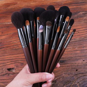 Sminkecset készlet, 24 darab; sörték: gyapjú, lófarok és szintetikus szálak; fa nyél; hosszú nyél; szál hossza 3 cm; teljes hossz 18 cm (24 darab; sörték: gyapjú, lófarok és szintetikus szálak; fa nyél; hosszú nyél; szál hossza 3 cm; teljes hossz 18 cm)