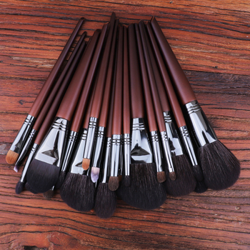 Sminkecset készlet, 24 darab; sörték: gyapjú, lófarok és szintetikus szálak; fa nyél; hosszú nyél; szál hossza 3 cm; teljes hossz 18 cm (24 darab; sörték: gyapjú, lófarok és szintetikus szálak; fa nyél; hosszú nyél; szál hossza 3 cm; teljes hossz 18 cm)