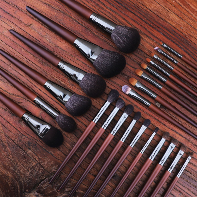 Sminkecset készlet, 24 darab; sörték: gyapjú, lófarok és szintetikus szálak; fa nyél; hosszú nyél; szál hossza 3 cm; teljes hossz 18 cm (24 darab; sörték: gyapjú, lófarok és szintetikus szálak; fa nyél; hosszú nyél; szál hossza 3 cm; teljes hossz 18 cm)