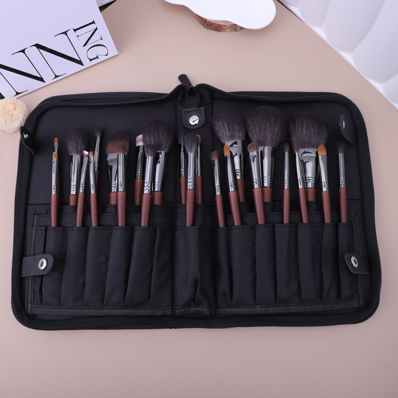 Sminkecset készlet, 24 darab; sörték: gyapjú, lófarok és szintetikus szálak; fa nyél; hosszú nyél; szál hossza 3 cm; teljes hossz 18 cm (24 darab; sörték: gyapjú, lófarok és szintetikus szálak; fa nyél; hosszú nyél; szál hossza 3 cm; teljes hossz 18 cm)