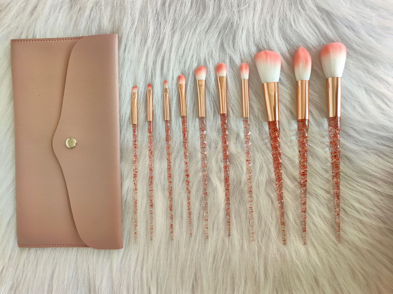 Set kozmetičkih četkica, 10 komada, vlakna od najlona, plastične drške, pakiranje u vrećici; uključuje četke za korektor, sjenilo, rumenilo, konturiranje i highlighter