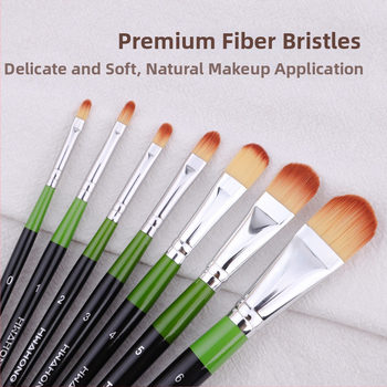 Set od 7 makeup četkica sa sintetičkim vlaknima i drvenim dršćama, u torbici (četke za korektor, usne i eyeliner)