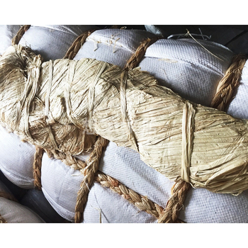 Рафия занаятчийски материал за опаковане на подаръци – растителни влакна за пълнене на подаръчни кутии и сватбена украса