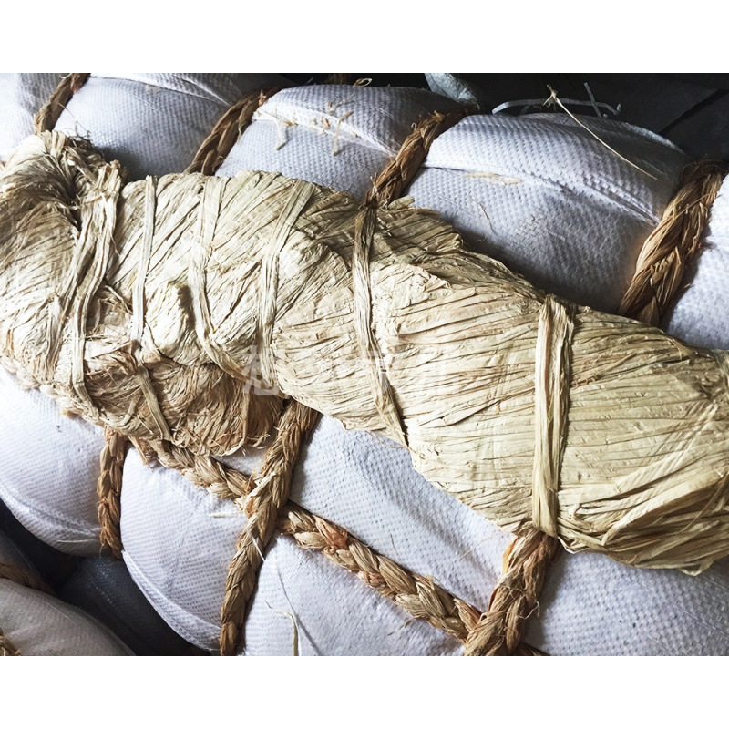 Рафия занаятчийски материал за опаковане на подаръци – растителни влакна за пълнене на подаръчни кутии и сватбена украса