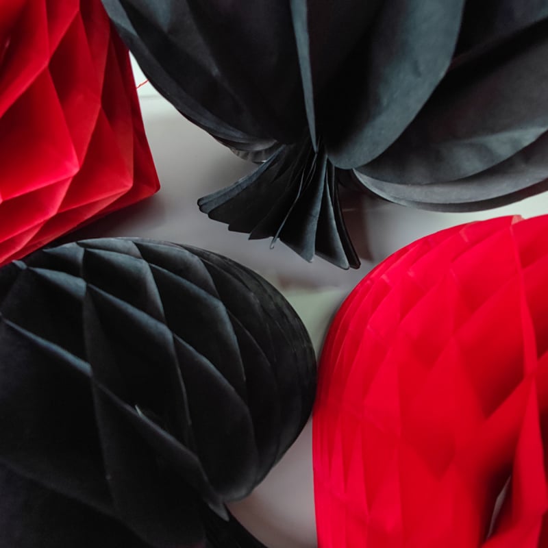 Σετ τεσσάρων διακοσμητικών από χαρτί σε σχήμα κυψέλης με θέμα πόκερ για πάρτυ τζόγου – διακόσμηση καζίνο/KTV • Μάρκα: Nicro • Υλικό: Χαρτί • Κατηγορία: Props για διαρρύθμιση χώρου • Τύπος Υλικού: Κορδέλα