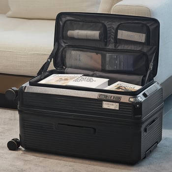 Oldalnyílású, bővíthető utazótáska, csendes univerzális kerekek, cipzáras nyitás, súly 3,5 kg